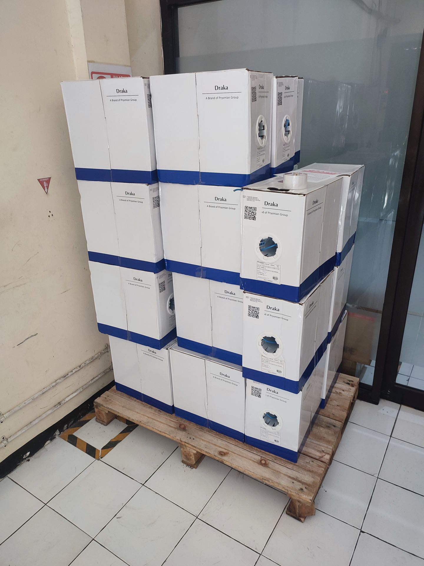 Kabel UTP Cat6 Draka 305m – Ready Stock, Original Prysmian Group Tumpukan kabel UTP Cat6 Prysmian Draka 305 meter dalam kemasan box siap kirim dari gudang PT. Visiniaga Mitra Kreasindo di Surabaya.
