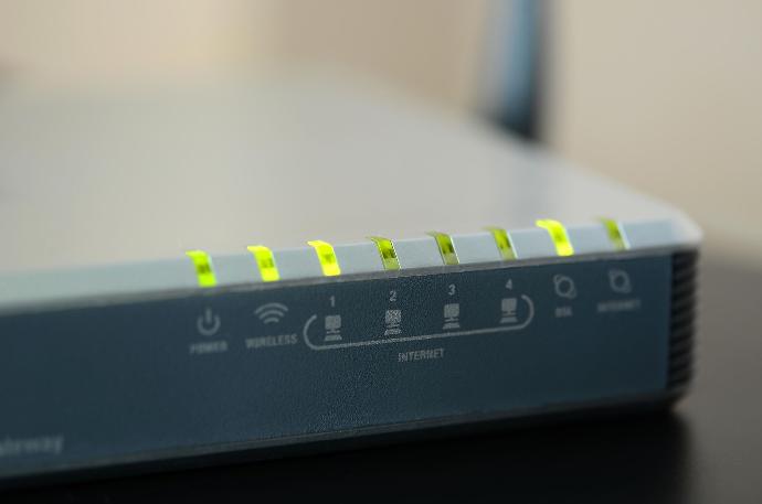 Router memfasilitasi konektivitas jaringan dan komunikasi data yang aman dan efisien, mulai dari aplikasi bisnis kecil hingga operasi industri dan infrastruktur jaringan skala besar.